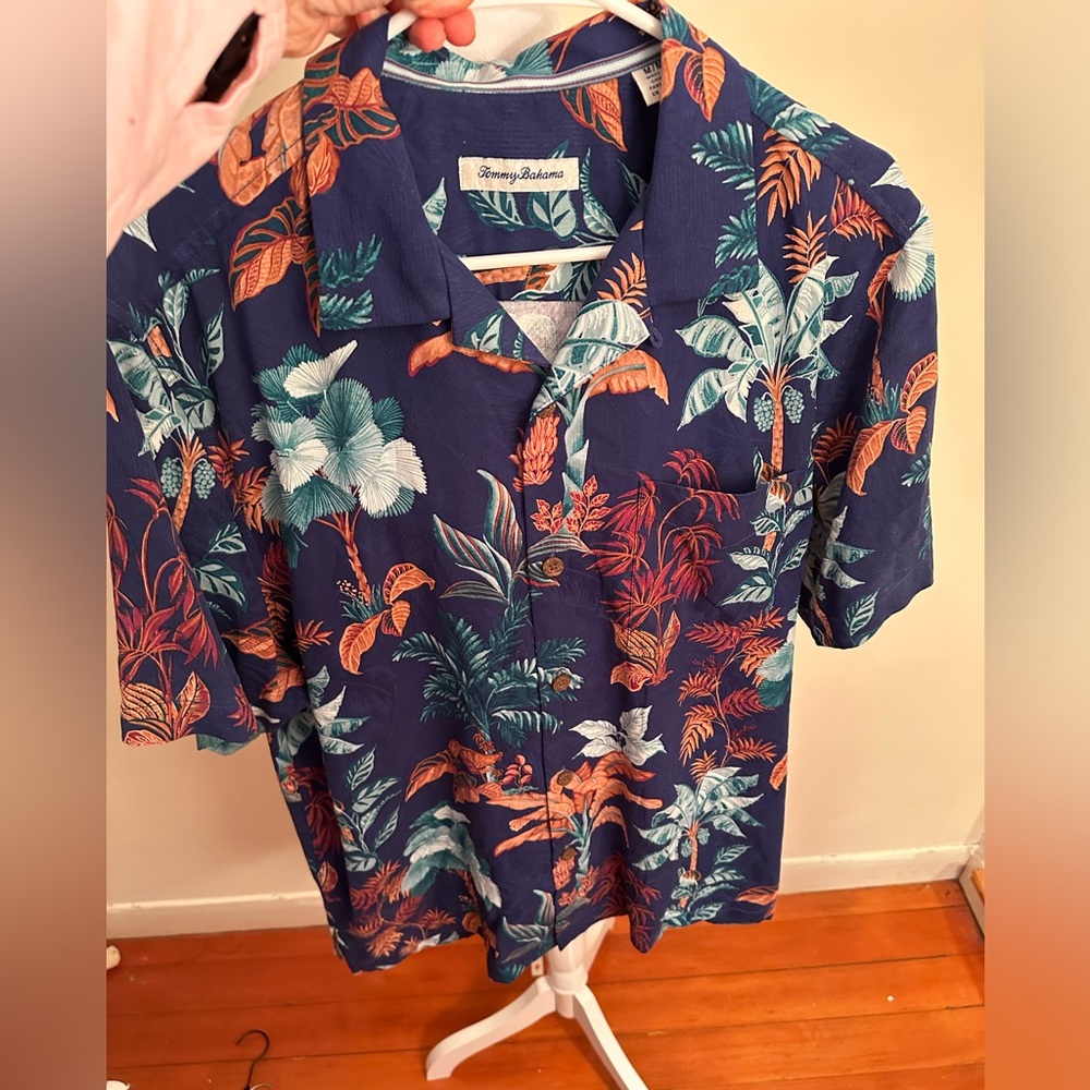 Tommy Bahama bold tropical print button down shirt in EUC. Worn once or twice.